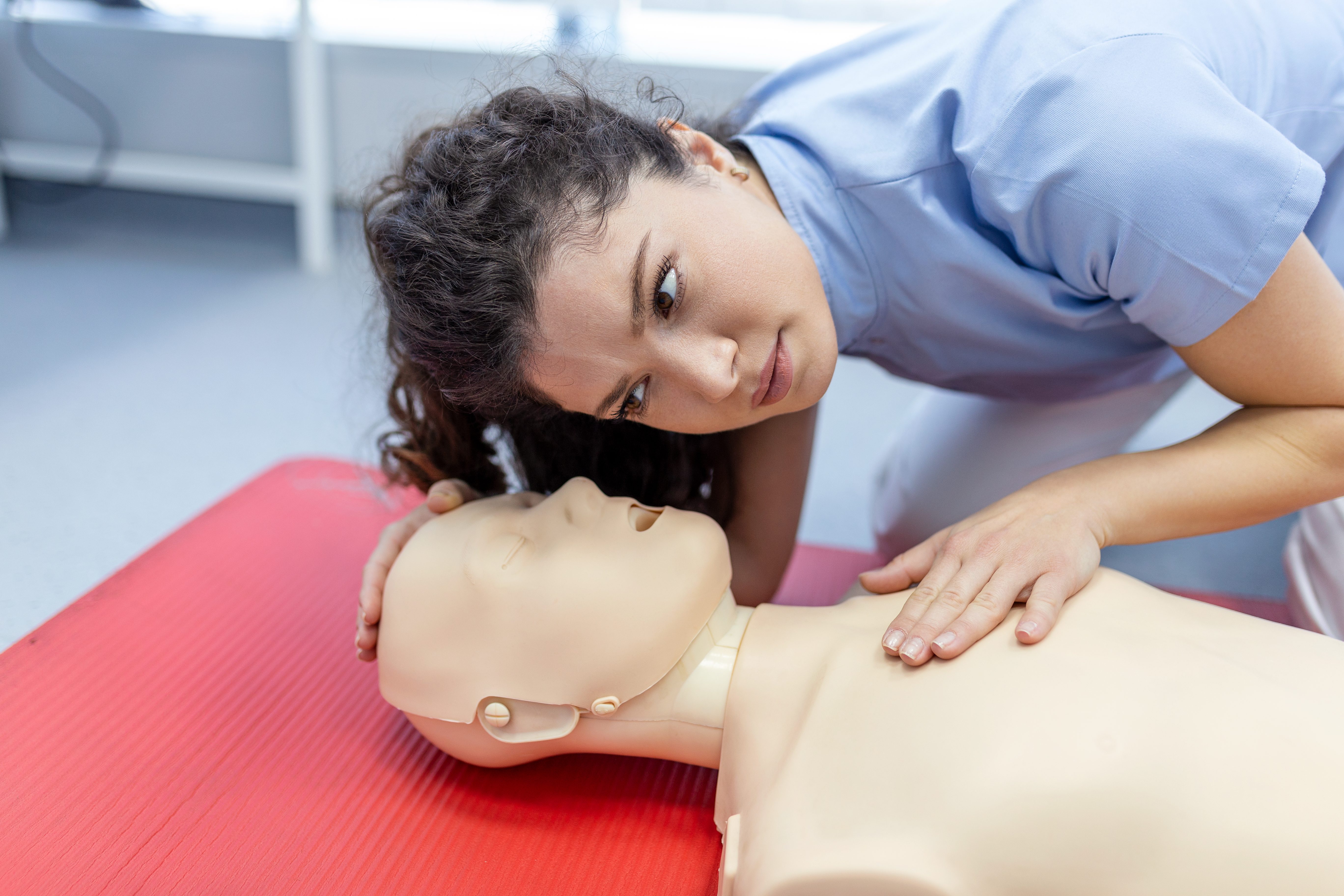 Off-duty nurse performs CPR on 12-year-old who nearly drowned at party